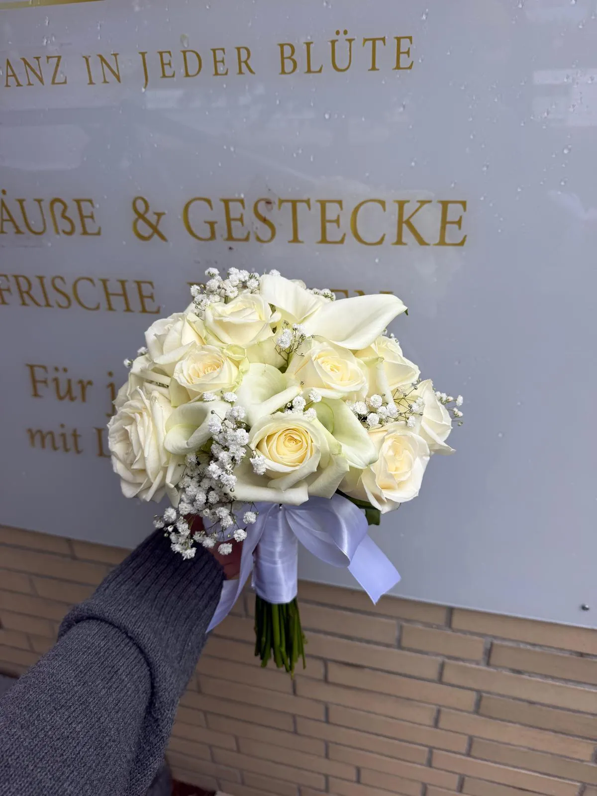 Brautstrauß aus weißen Rosen und Calla-Lilien