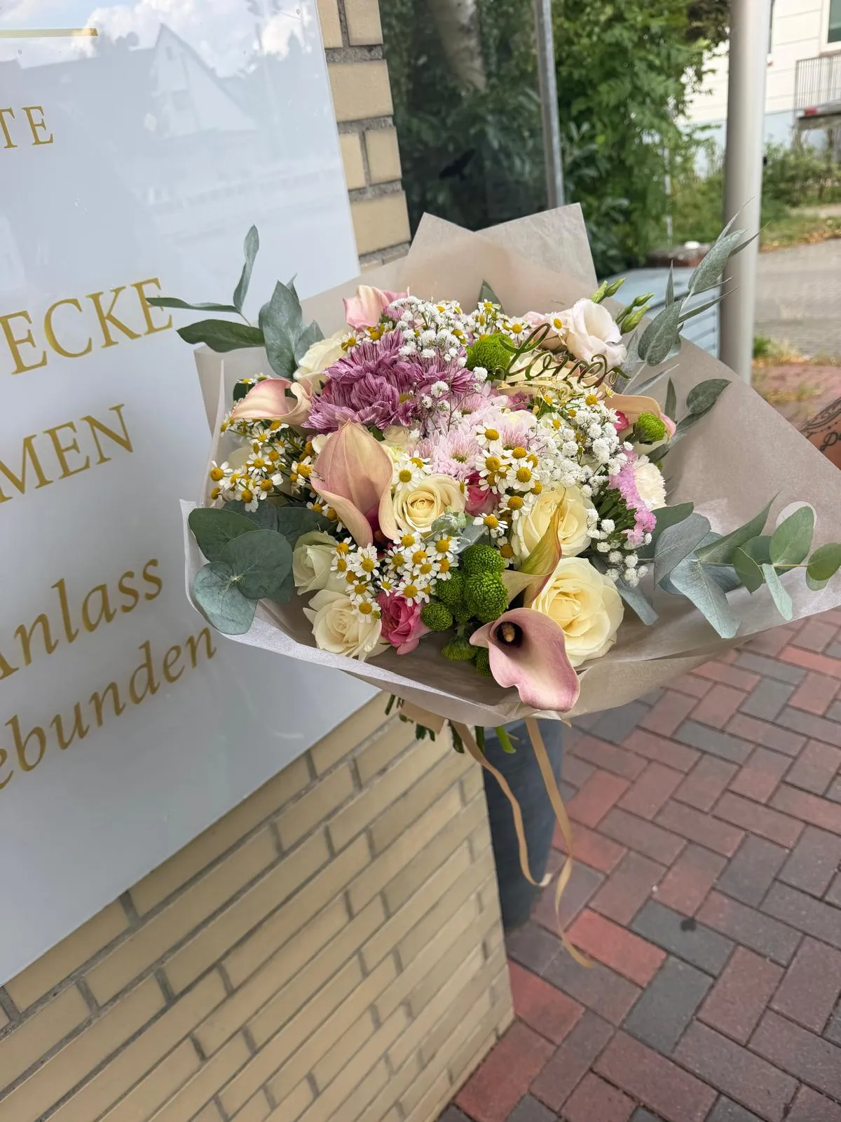 Handgebundener Strauß in Creme und Rosa