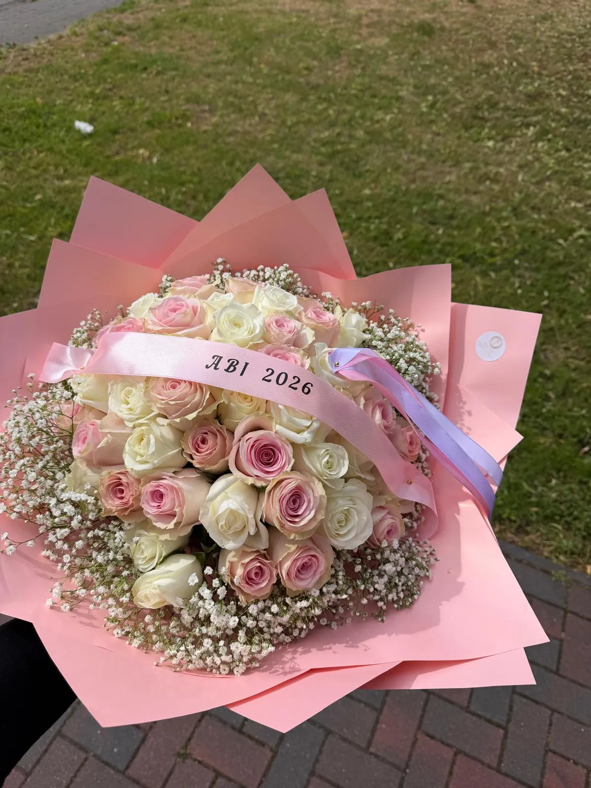 Rosenstrauß in Rosa und Weiß mit Schleife zum Abi 2026